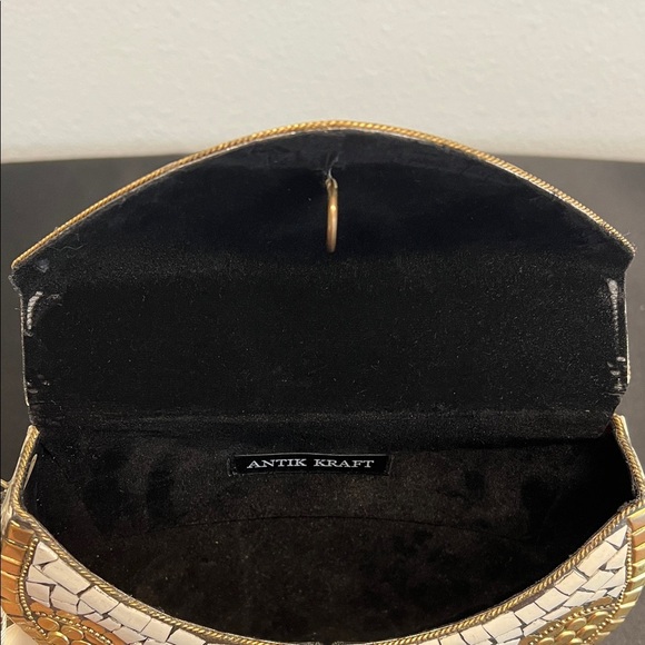 Antik Kraft | Metal Heart Gold & Cream Mosaic Purse w/ Crossbody - Picture 9 of 13